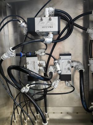 Doppelkamerreinigingsapparatuur voor schermen, stensels, rubberen schermen, microporeuze schermen en andere stenselplaten